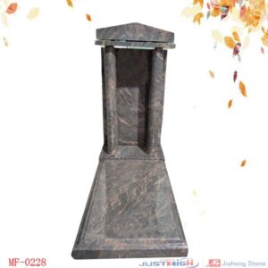 pierre tombale avec chapiteau en granit