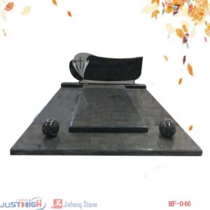 large pierre tombale avec gravure et vases