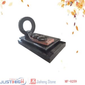 Pierre tombale moderne avec galets coeur