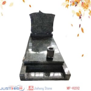 Monument funéraire moderne avec vases