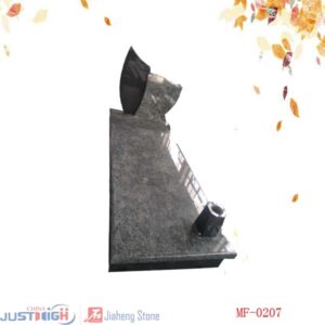 Monuments Contemporains avec vases en granit poli